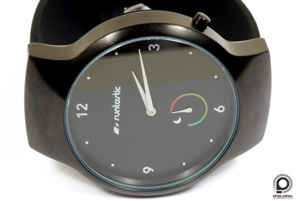 A Runtastic Moment óráknak egy gombja van, a pontos időt a mobilról lehet beállítani