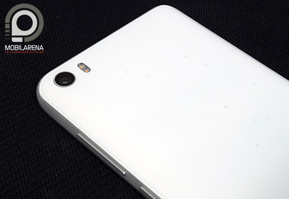16 megapixeles kamera ücsörög a hátlapon, mellette kéttónusú villanó figyel.