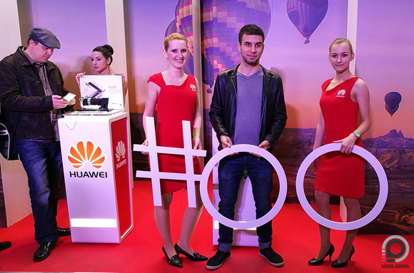 Nemcsak a készülékeket lehet megcsodálni a Huawei standjánál