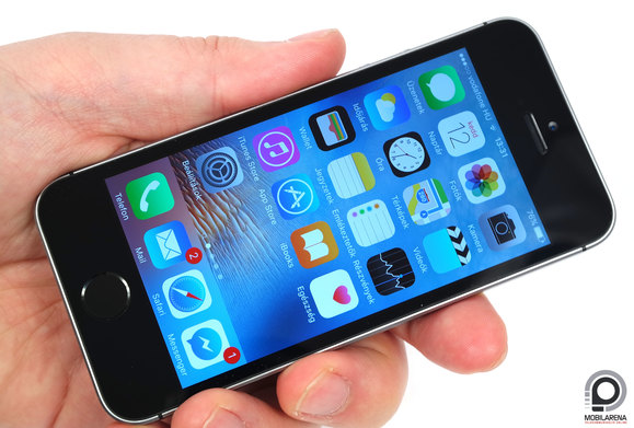 Kicsi, ezáltal nagyon kényelmes egy kézzel nyomogatni