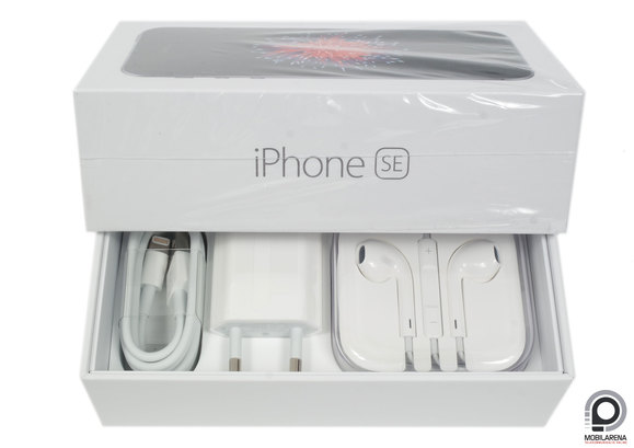 A dobozban lightning kábelt, töltőfejet és headsetet találunk