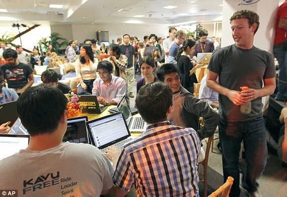Zuckerberg mindenhol ott van, rengeteg közös képen szerepel az alkalmazottakkal