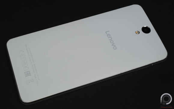 Minimalista hátlap, felül 13 megapixeles kamerával és ledes villanóval