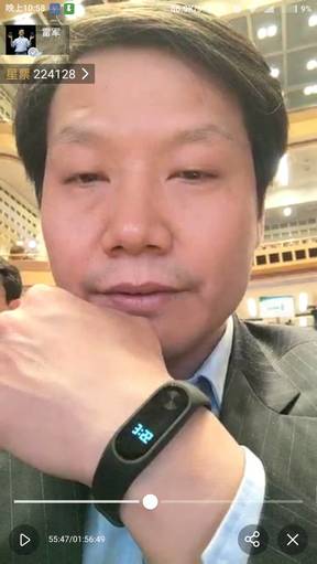Bejelentés előtt álló Xiaomi termékek Lei Jun asztalán és karján