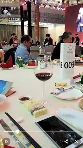 Bejelentés előtt álló Xiaomi termékek Lei Jun asztalán és karján