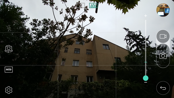 Az élőképen csióiptetőmozdulattal és a Cam Plus zoomtekerőjével is lehet kicsinyíteni és nagyítani