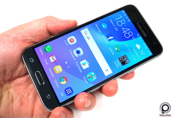 A Galaxy J3 egyik előnye, hogy könnyen kezelhető egy kézzel
