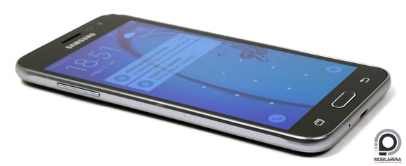 Fémnek tűnik a keret, de műanyagból készült