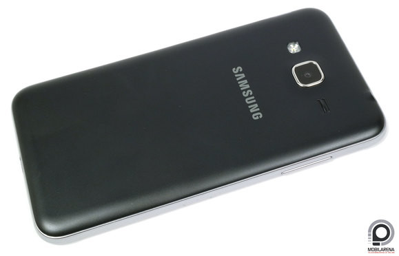 A hátlap levehető, felül található a 8 megapixeles kamera