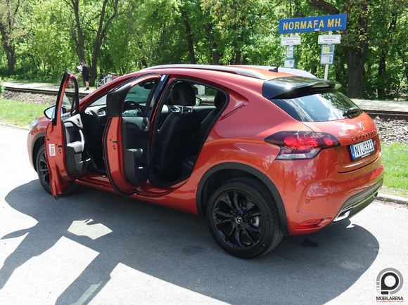 A hátsó ülésekre kigyómozgással lehet beszállni, ha nem vágja mellbe az embert az ajtó csücske nyitásnál