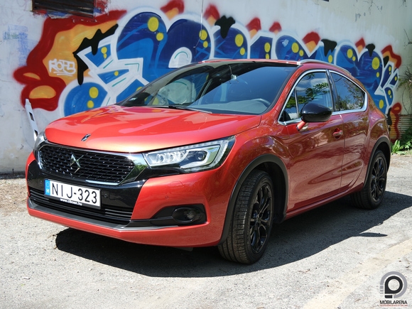 Jól mutat képeken az egyébként kissé ormótlan DS 4