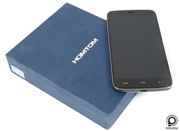 A felszereltséggel nincs gond, még kijelzővédő fólia és OTG-kábel is van a dobozban.