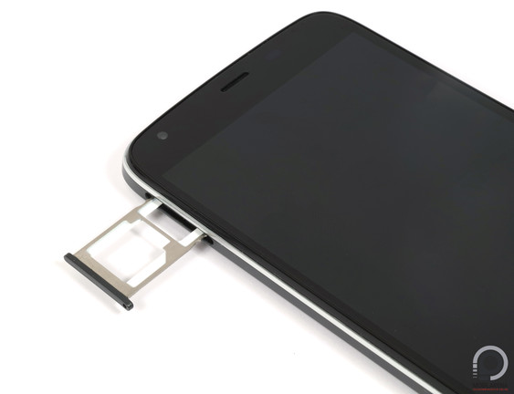 Csak akkor tehetünk két microSIM-et a fiókba, ha lemondunk a microSD-ről.