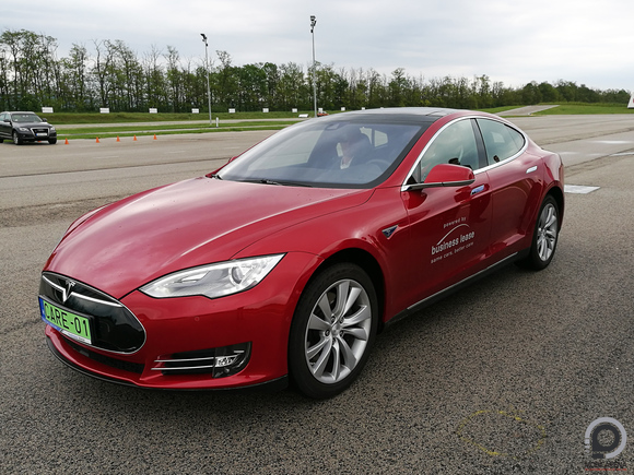A Tesla sávot tart, sávot vált, gyorsít, fékez és általában megáll