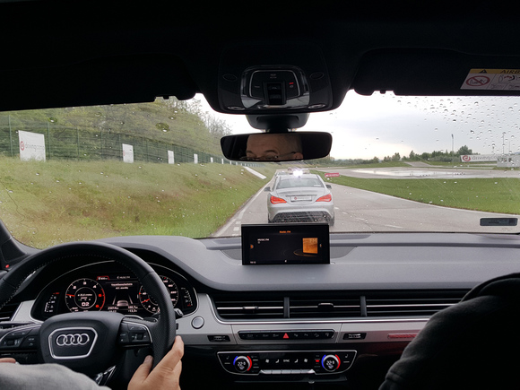 Az Audi Q7 követi a felvezető autót és magától fékez és gyorsít, ha kell