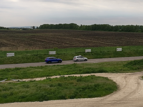 A Drivingcamp pályáján a Jaguar F-PACE lassít a felvezető autó mögött automatikusan