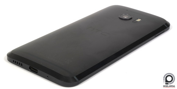 A kamera optikája kilóg a hátlap síkjából.