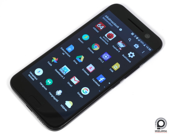 A kijelző alatti gomb nem nyomható be, érintésérzékeny.