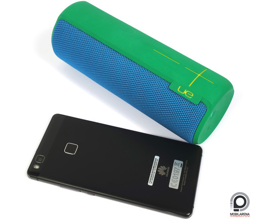 Az UE Boom 2 a Huawei P9 Lite mellett.