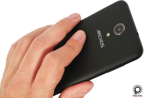 Nem karakteres, kerekded az Archos 50 Power hátlapja