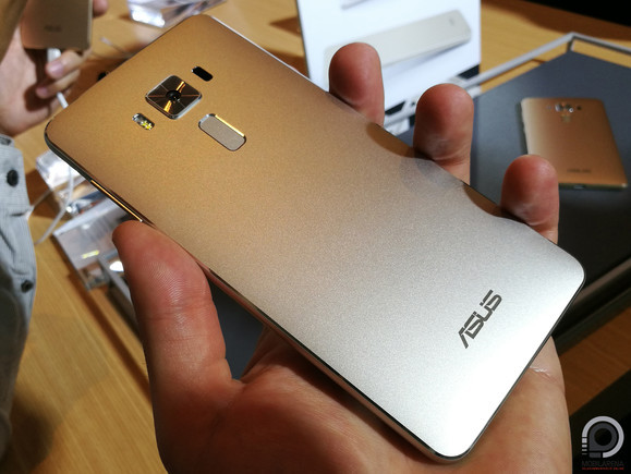 Zenfone 3 Deluxe hátulról, középen ujjlenyomat-olvasó
