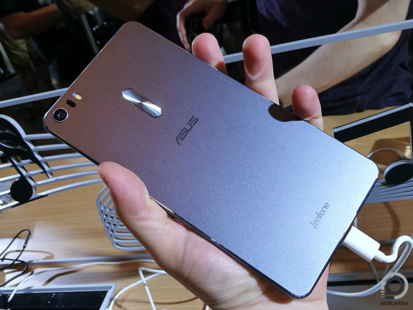 Az Ultra hátulról elég sivár, noha ez is alumínium, de az ujjlenyomat-olvasó nem itt található