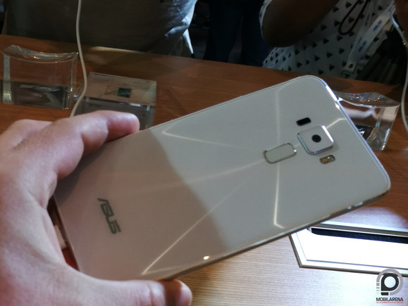 A Zenfone 3 hátulja, lézeres autofókusszal ez is rendelkezik