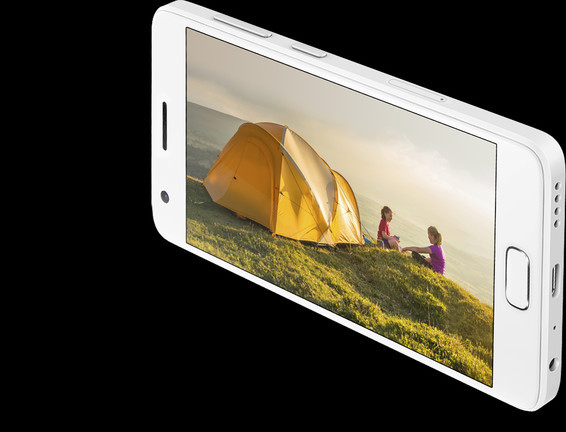 Az előlapon öthüvelykes, 1080x1920 pixel felbontású kijelző látható.