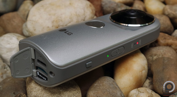 Oldalt található a bekapcsológomb, alul a Type-C csatlakozó és a microSD foglalat