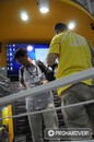 Csak be kell tenni a hátizsákba feltöltött akkuval, és mehet is a VR-móka. Felül a prototípus, a végleges változat és a kimenetei, alul a használata.