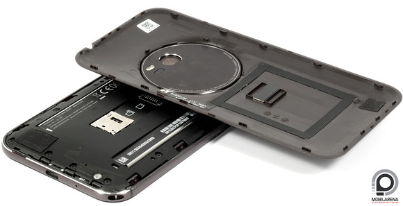 A SIM és a microSD kártya a hátlap alatt helyezhető be