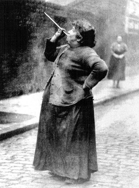 Hosszú bottal, vagy köpőcsővel ébresztettek