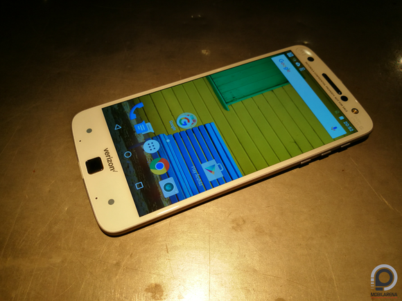 Elöl ujjlenyomat-olvasó is akad