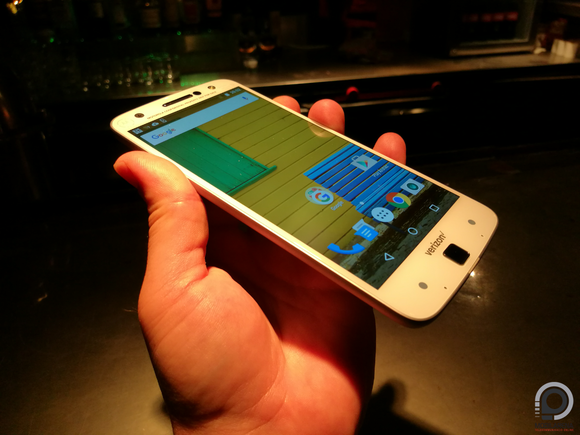 Ez még Verizon-brandelt prototípus, az előlap alatt nem lesz ennyi szenzor, de a forma végleges