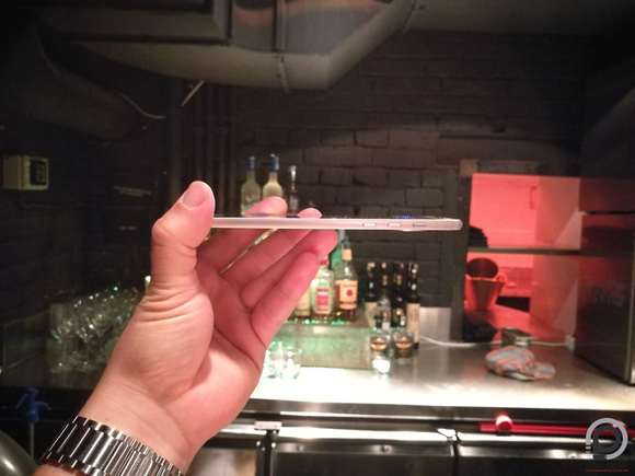 5,2 mm vékony, teljesen fém, igazi mestermű