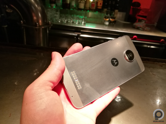 Alul a lényeg, a csatlakozó, amin keresztül a modulokkal kommunikál a készülék