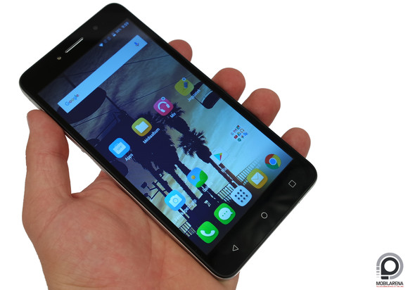 A OneTouch Pixi 4 (6) hatalmasra sikeredett, egy kézzel szinte lehetetlen kezelni.