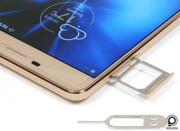 A készülék két microSIM-et fogad be