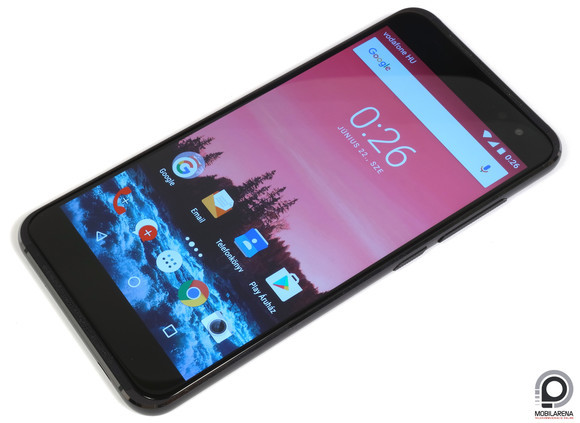 Szinte észre sem lehet venni a sztereó hangszórópárt az előlapon.