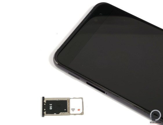 A tálcára nanoSIM és microSD kártya pakolható, dual SIM-lehetőség nincs.