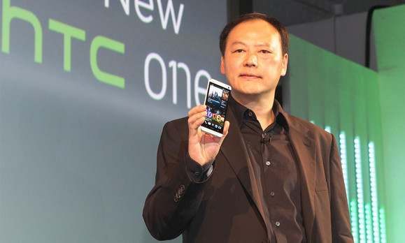 Ismerős látvány: egy új HTC mobil Peter Chou kezében