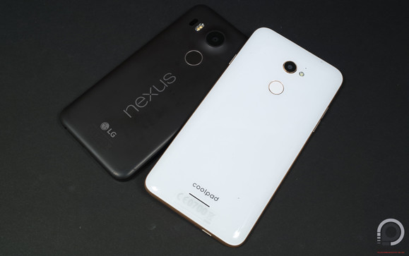 Jelentősen nagyobb, mint az 5,2 hüvelykes kijelzővel felszerelt Nexus 5X