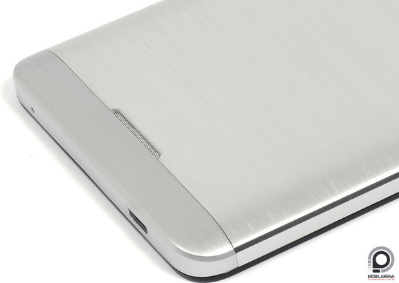 A multimédiás hangszóró a hátlap mélyedéséből szól