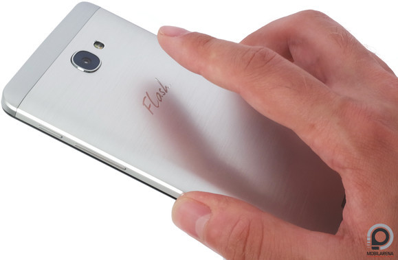 A csúszós felület ellenére kényelmes a Flash Plus 2 fogása, bár jobb két kézzel használni