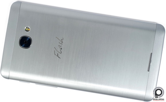 A hátlap javarészt fém, műanyagból az alsó és a felső, hasonló csillogású sáv van