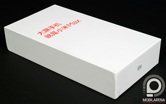 Nem kicsi a doboz, pedig így is alig fér bele a mobil és a szegényes tartozékkínálat.