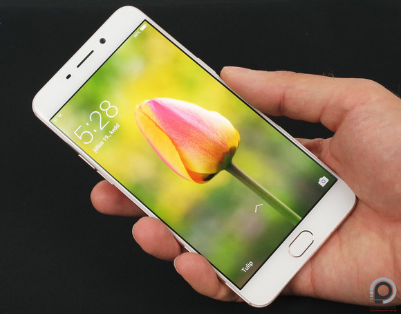 Az Oppo F1 Plus külleme bár nem eredeti, roppant mutatós phablet