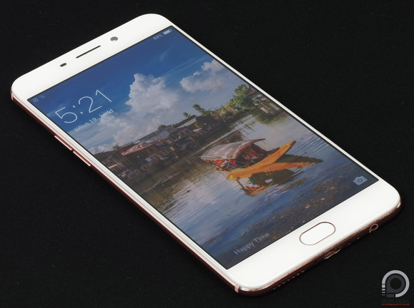 Az Oppo F1 Plus hibátlanul lett egyberakva és kényelmes a fogása