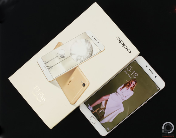 Az Oppo F1 Plus és kartoncsomagolása