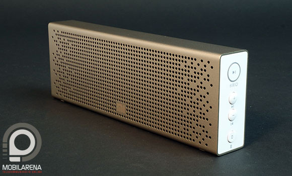 Egy táska oldalzsebébe könnyedén bedobható a hangszóró.